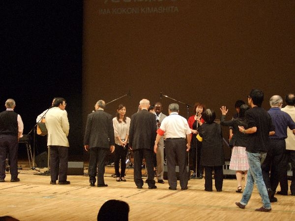 牧師らに按手の祈りを授けるガジマ氏。２０１２年１０月１１日、東京都中野区。