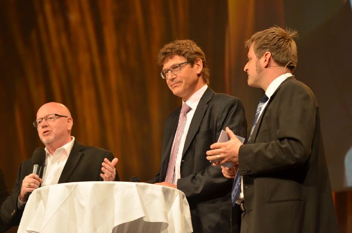 ジェフ・タニクリフ博士（左）、ウィルフ・ガッサー博士（中央）２０１２年１０月１４日、スイスベルンで（ＷＥＡ）。