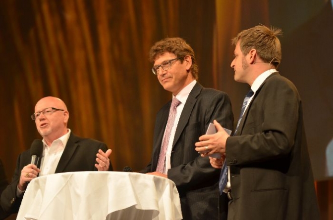 ジェフ・タニクリフ博士（左）、ウィルフ・ガッサー博士（中央）２０１２年１０月１４日、スイスベルンで（ＷＥＡ）。