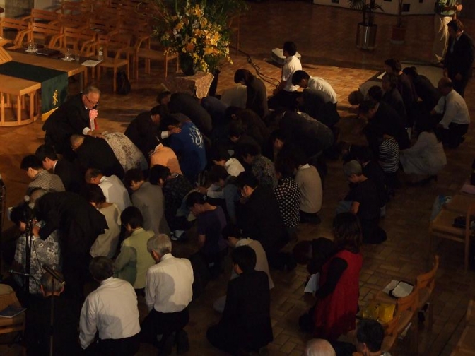 改めてキリストに捧げる決心をしたクリスチャンらが前に進み出ている。２０１２年１０月１５日、淀橋教会（東京都新宿区）で。