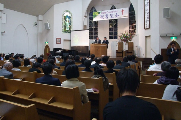 講演に耳を傾ける教職信徒ら＝２６日、大阪府八尾市のグレース宣教会・グレース大聖堂で