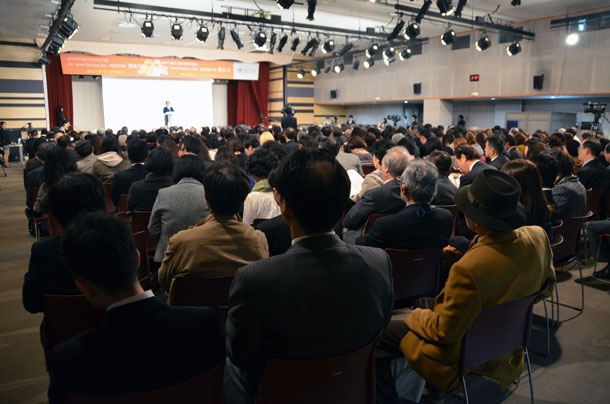 日韓両国から開会式に集まった参加者たち＝２９日、韓国ソウル市のソウル女性プラザで