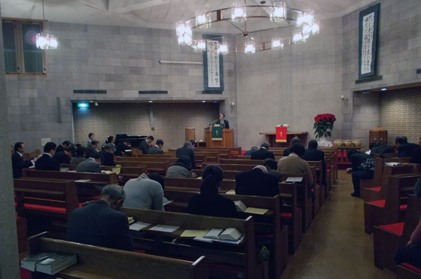 ２０１３年の日本ケズィック・コンベンションのために祈る教職信徒ら＝１１月２７日、東京都台東区のウェスレアン・ホーリネス教団浅草橋教会で
