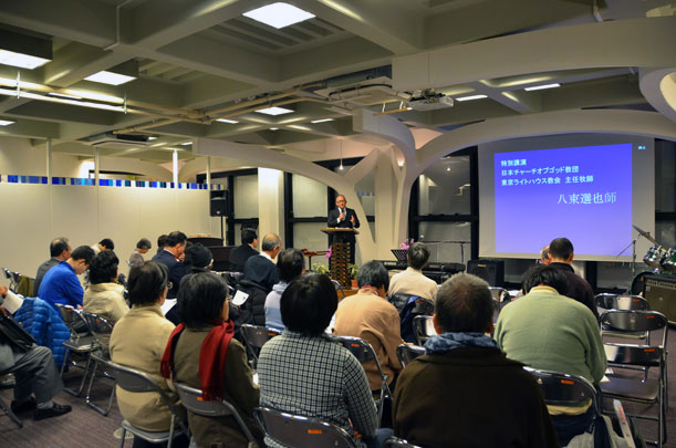 講演に耳を傾ける参加者たち＝１１日、東京都新宿区の淀橋教会で