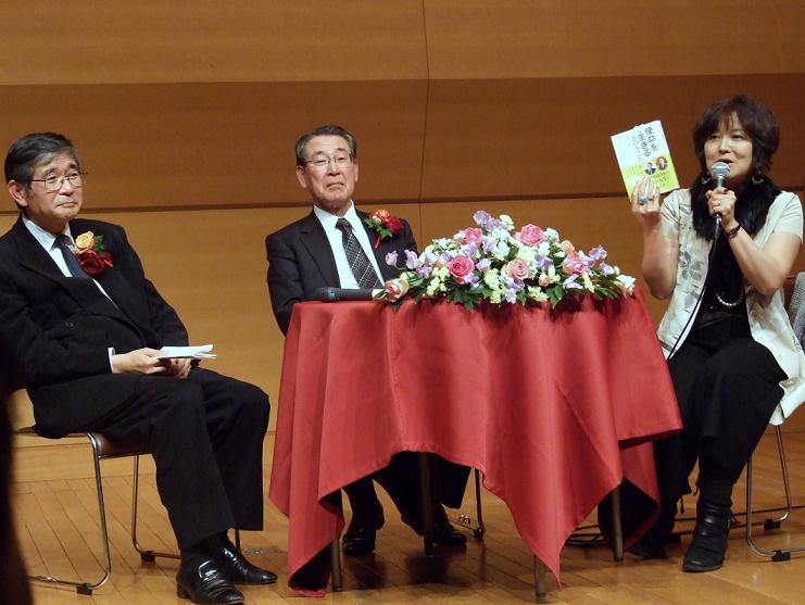 出版記念講演会トークセッションの様子（２０１２年１２月１２日、東京都千代田区で）