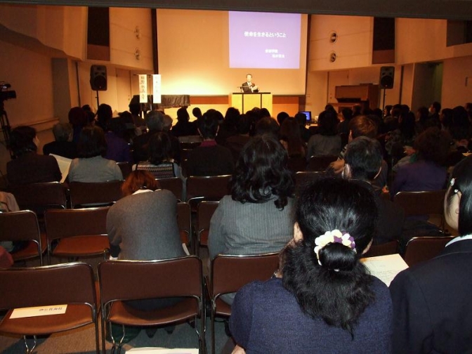 出版記念講演会の様子（２０１２年１２月１２日、東京都千代田区で）。