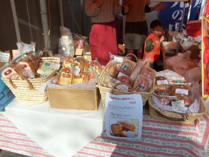出店で販売されている「ぶどうの木」自家製パンの数々。２０１２年１２月１８日、東京都千代田区で。