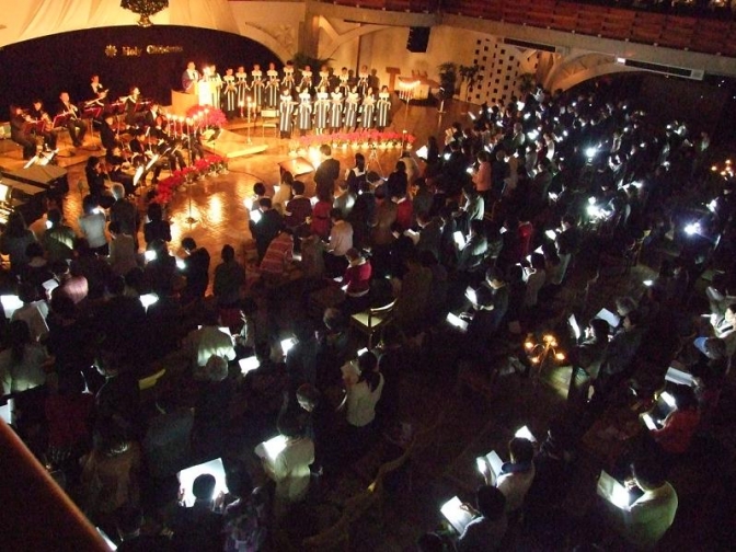 クリスマス・イヴ燭火礼拝、淀橋教会で。２０１２年１２月２４日。
