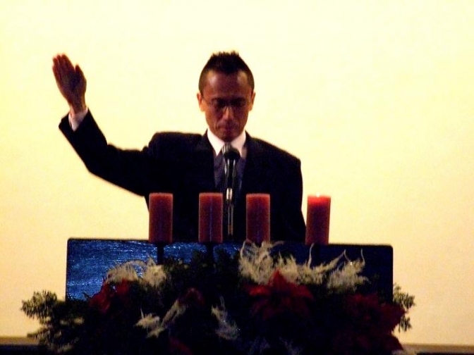祝祷を捧げる北川一明牧師。２０１２年１２月２３日、東京都港区で。