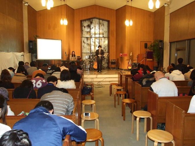 共に祈る青年ユースらの様子。２０１２年１２月２１日、東京都世田谷区で。