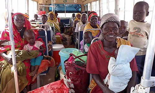 南スーダンへ脱国するスーダンキリスト教徒の女性、子ども達（写真：バルナバスファンド）