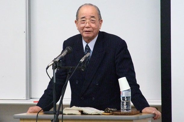 第５１回ＯＥＦ新年聖会で講演する世界宣教センター所長の奥山実氏＝１１日、沖縄キリスト教学院大学で