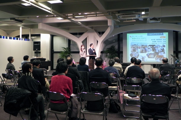 講演者から被災地の報告を聞く参加者たち＝１１日、東京都新宿区の淀橋教会で