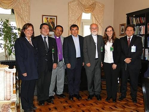 ボリビア政府官邸内で。右から３番目がオルトマン氏（WCC）