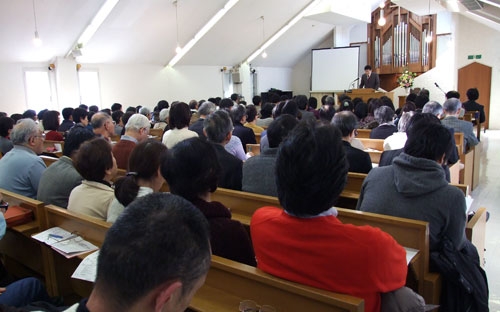 講演に耳を傾ける教職信徒ら＝１１日、東京都世田谷区の朝顔教会で