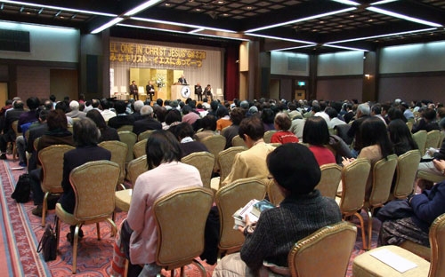 大会１日目夜の聖会に集う教職信徒ら＝１９日、箱根ホテル小涌園で