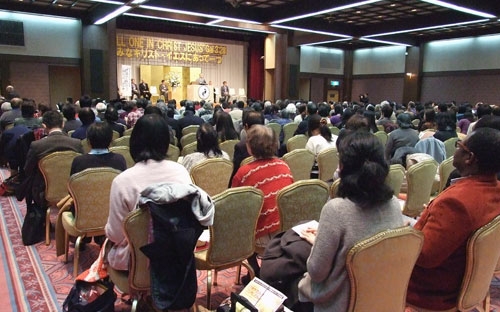 大会２日目のバイブル・リーディングに集う教職信徒ら＝２０日、箱根ホテル小涌園で