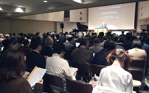 講演に耳を傾ける参加者たち＝２７日、東京都千代田区のお茶の水クリスチャン・センターで