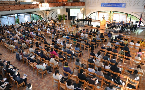 聖書のメッセージに耳を傾ける参加者たち＝７日、東京都新宿区の淀橋教会で