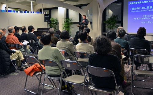 講演に耳を傾ける参加者たち＝１１日、東京都新宿区の淀橋教会で