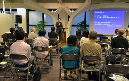 講演に耳を傾ける参加者たち＝１１日、東京都新宿区の淀橋教会で