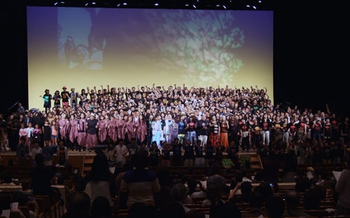 フィナーレで舞台に集まった出演者たち＝１日、東京都新宿区の新宿文化センター大ホールで