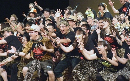 大人数の迫力あるゴスペルを披露したサニーサイドゴスペルクラブ＝１日、東京都新宿区の新宿文化センター大ホールで