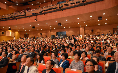 奉献礼拝に出席する教職信徒ら＝７日、韓国光林教会社会奉仕館で