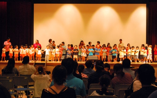 １６日の宮古島市での親子大会でステージに上がる子どもたち（写真提供：日本国際飢餓対策機構）