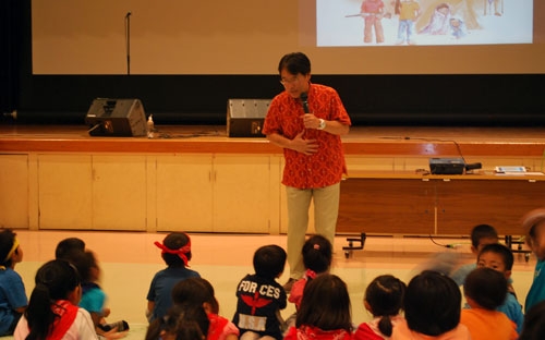 子どもたちを前に講演する日本国際飢餓対策機構・啓発総主事の田村治郎氏（写真提供：日本国際飢餓対策機構）
