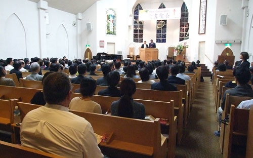 講演に耳を傾ける参加者ら＝２５日、大阪府八尾市のグレース宣教会・グレース大聖堂で