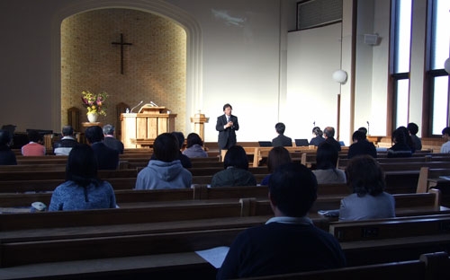 講演に耳を傾ける市民ら＝９日、宮城県仙台市の仙台青葉荘教会で