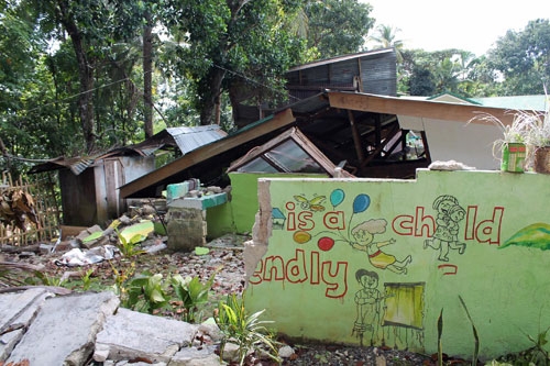 ボホール島のアンティキラという町で地震により倒壊した校舎（写真提供：日本国際飢餓対策機構）