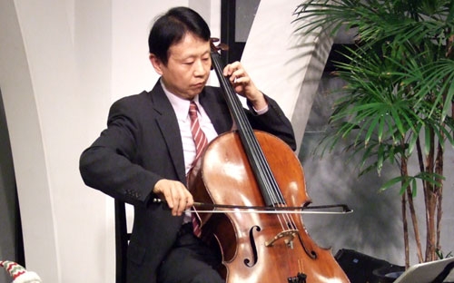 演奏するチェロ奏者の黄原亮司氏＝１１日、東京都新宿区の淀橋教会で