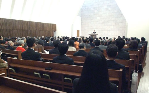 礼拝メッセージに耳を傾ける参加者たち＝１２日、東京都千代田区の日本基督教団富士見町教会で
