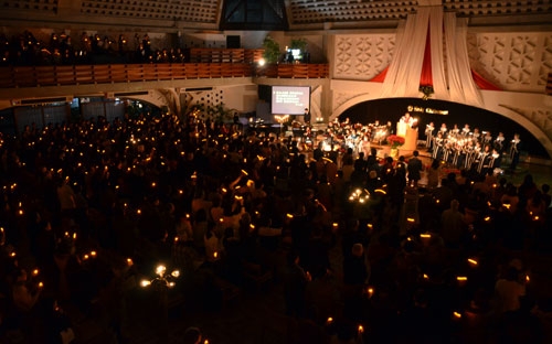 イブ燭火礼拝でペンライトを手に「きよしこの夜」を歌う参加者たち＝２４日、東京都新宿区の淀橋教会で
