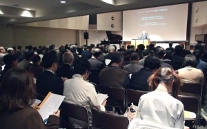 第２回東日本大震災国際神学シンポジウムで講演に耳を傾ける参加者たち＝３月２７日、東京都千代田区のお茶の水クリスチャン・センターで