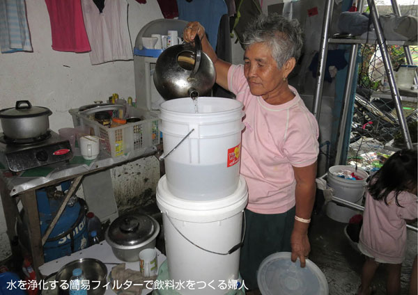 八尾市役所ロビーでフィリピン台風の写真展示　日本国際飢餓