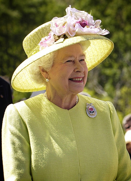 エリザベス英女王、１４年ぶりにバチカン訪問へ　和解に機運