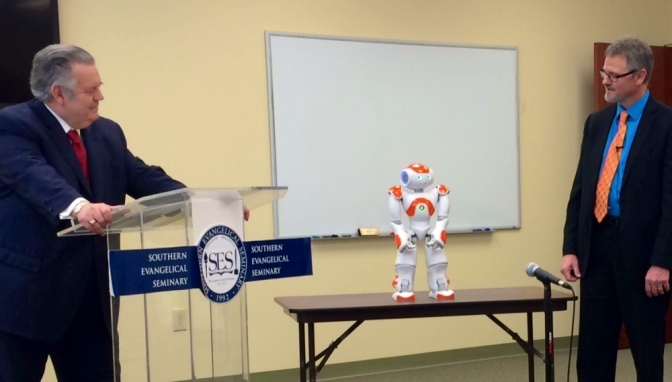 米福音派神学校が人形ロボット「ＮＡＯ」を導入　人口知能に関する倫理研究で