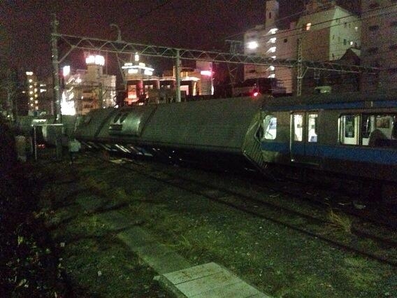 京浜東北線・ＪＲ川崎駅付近で脱線事故、２人負傷　停止信号送られず