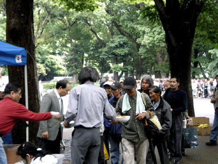 上野公園のホームレス伝道、雨の中４００人が参加