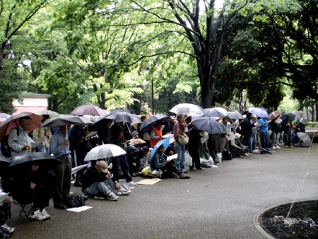 上野公園のホームレス伝道、雨の中４００人が参加