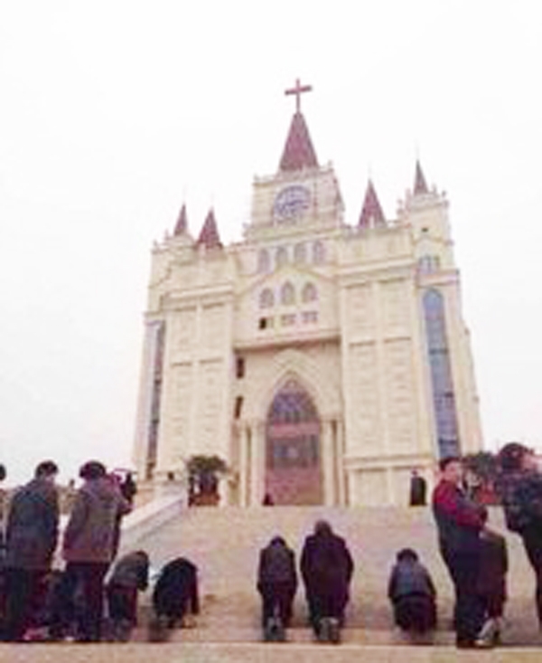 「十字架が目立ち過ぎ」 強制撤去命令に中国のキリスト教会が抗議行動