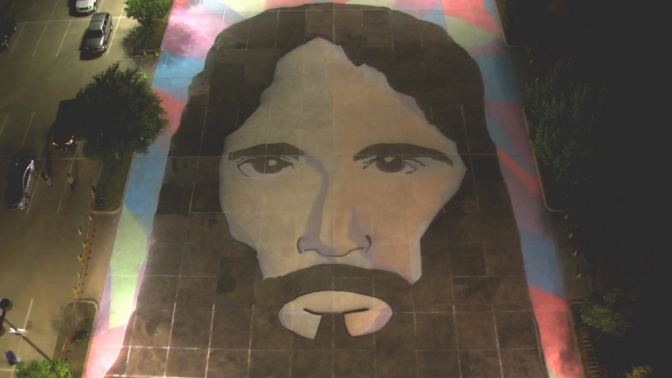 米教会、イースターでイエス・キリストの超巨大チョーク画を制作