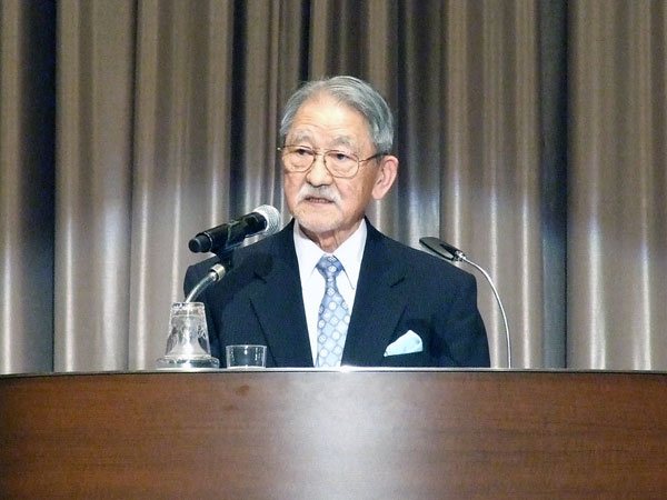 講演する昭和女子大名誉教授の川平朝清氏＝２５日、東京都新宿区の京王プラザホテルで