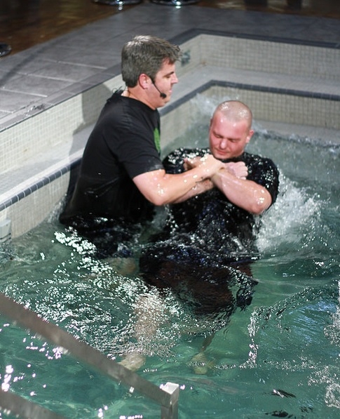 米サウスカロライナ州のメガチャーチ、１日に３００人近くが受洗