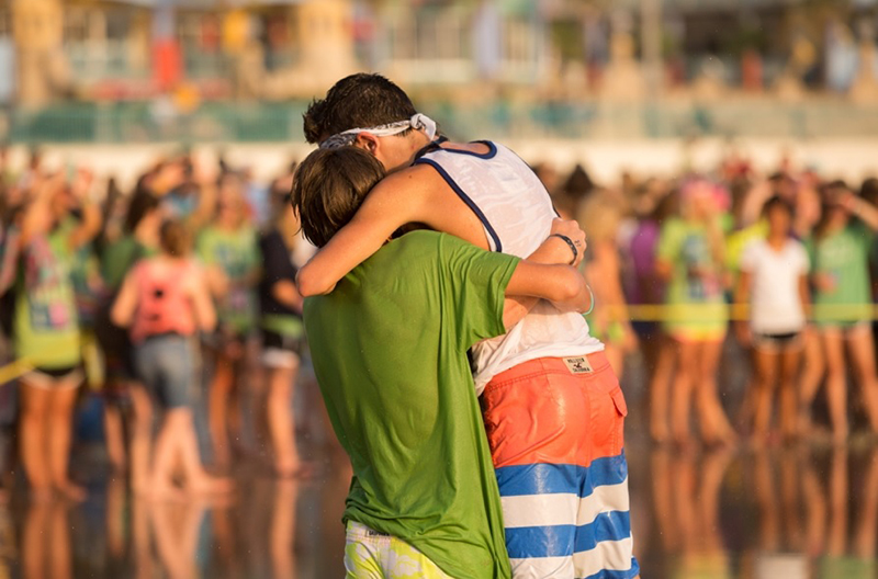 フロリダのビーチで７３３人が受洗　夏のユースキャンプで