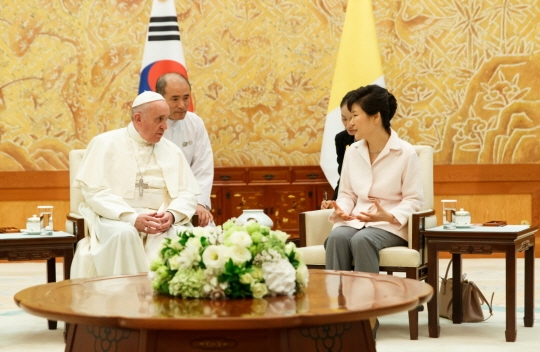 ローマ教皇、２５年ぶり訪韓で大統領と会談 「平和は神からの贈り物」