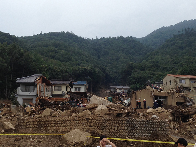 飢餓対策機構、広島土砂災害で募金・ボランティア募集　安佐南区で泥出し作業